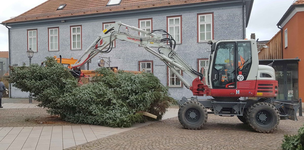 =Takeuchi TB 295 vom Bauhof der Stadt Hünfeld beim Abbau des Weihnachtsbaumes an der St. Jakobuskirche, 01-2020