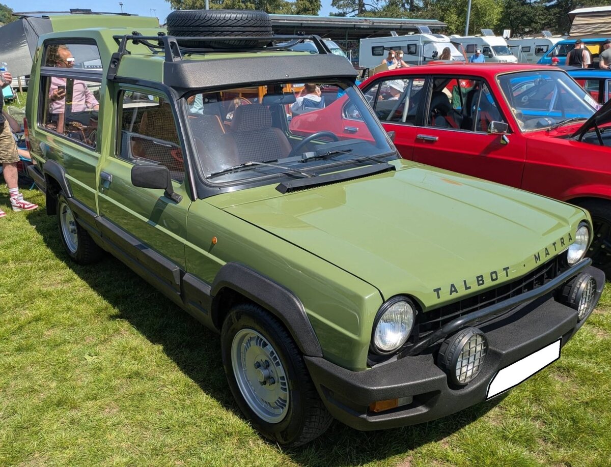 Talbot Matra Rancho aus dem Jahr 1980 im Originalfarbton vert sologne. Als dieses Modell im Jahr 1977 eingef�hrt wurde, nahm man im Grunde die heutige SUV-Mode schon vorweg. Auf dem Chassis des Simca 1100 Pickup. Auch die seitlichen T�ren, die Windschutzscheibe und die vorderen Kotfl�gel stammten direkt vom Simca-Serienmodell. In Deutschland wurde das Modell daher auch als Matra-Simca Rancho vermarktet. Das Heck bestand zum gr��ten Teil aus Kunststoff. Obwohl er die Optik eines Gel�ndewagens hat, wurde kein Allradantrieb verbaut. Die Motorkraft des Vierzylinderreihenmotors aus dem Regal von Simca hat einen Hubraum von 1442 cm� und leistet 80 PS und wird auf die Vorderr�der �bertragen. Abergavenny Steam and Vintage Show am 27.05.2023.