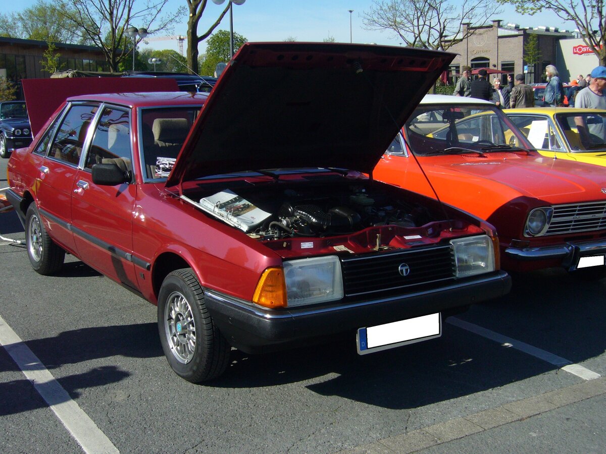 Talbot Solara SX. Der Talbot Solara war die Stufenheckversion des, 1975 auf den Markt gekommenen, Simca 1307. Das Modell kam ab April 1980 in den Verkauf. Konzernintern wurde die Modellreihe als Chrysler Projekt C6 bezeichnet. Der hier gezeigte Solara wurde erstmalig im Oktober 1981 zugelassen. Er ist somit 40 Jahre alt bzw. jung. Der Erstbesitzer hat bei der Bestellung die luxuriöse SX-Version gewählt. Dieses Ausstattungsvariante beinhaltete damals schon solche Annehmlichkeiten wie eine Zentralverriegelung, eine Servolenkung, Colorverglasung, ein Automaticgetriebe, einen Tempomaten und einen Bordcomputer. Unter der Motorhaube verrichtet ein Vierzylinderreihenmotor mit einem Hubraum von 1592 cm³ und einer Leistung von 88 PS seinen Dienst. In Frankreich wurde die Modellreihe im Jahr 1982 eingestellt. Für den südeuropäischen Markt wurde der  Solara  aber noch bis 1986 in Spanien montiert. Oldtimertreffen Café del Sol Gelsenkirchen am 18.04.2022.