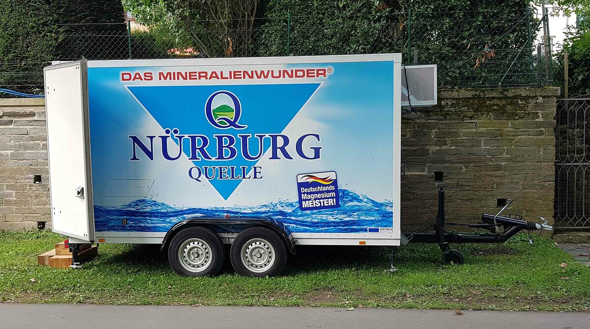 Tandemanhänger als Werbeträger für NÜRBURG-Quelle steht auf dem Weinfestgelände von Bernkastel-Kues, 08-2023