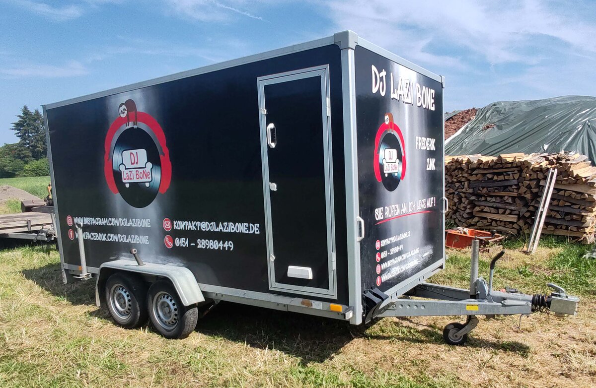 =Tandemanh�nger eines DJ steht beim Firmengeburtstag:  66 Jahre Lohnunternehmen HERRLICH  aus Langenbieber, 06-2026