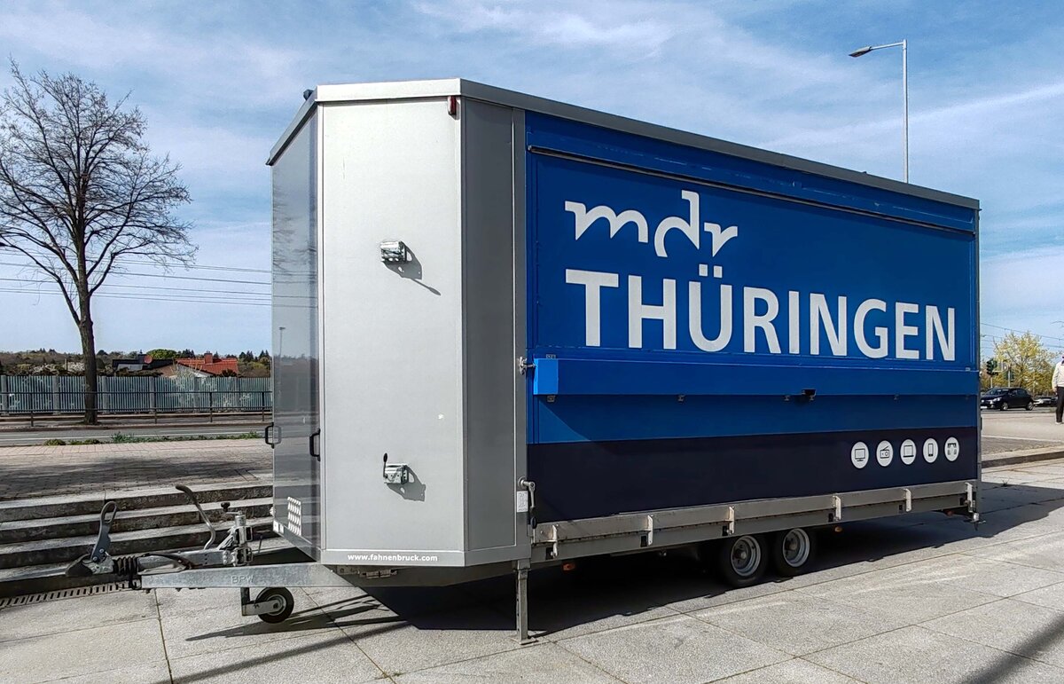 =Tandemanh�nger vom MDR Th�ringen steht im April 2026 in Erfurt