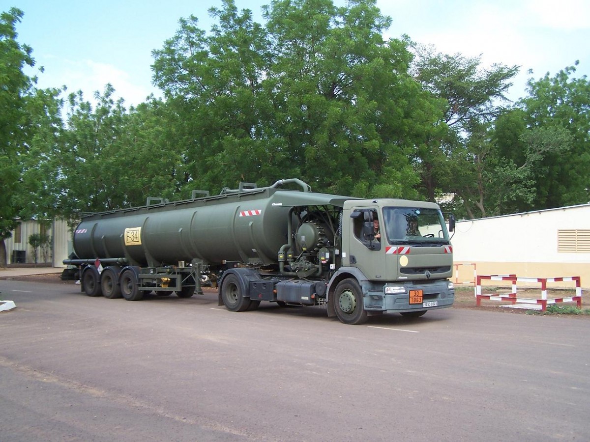 Tankfahrzeug Sattelzug mit Renault Premium, Afrika, Sommer 2013.