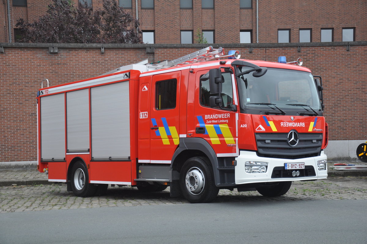 Tanklöschfahrzeug Mercedes-Benz Atego 1529F Aufbau Vanassche der Feuerwehr HVZ Zuid-West Limburg, aufgenommen 21.07.2015 am Luchtmachtlaan Etterbeek 