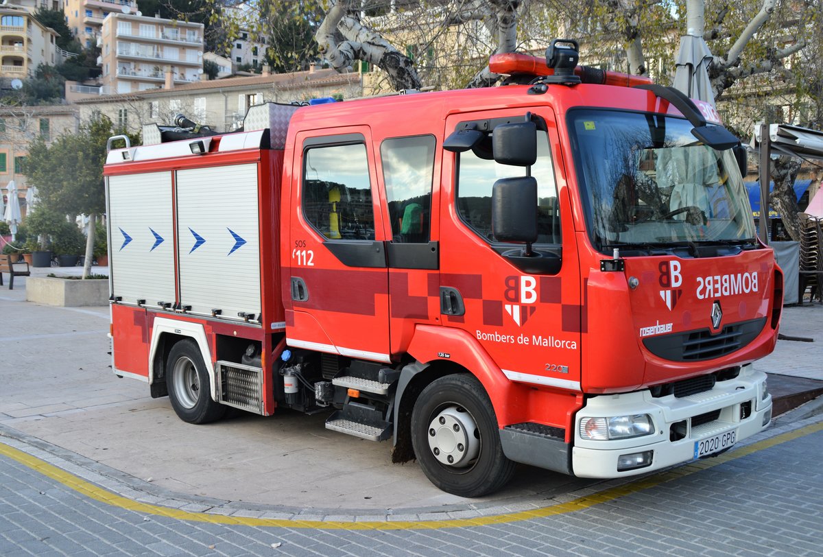 Tanklöschfahrzeug Renault der Feuerwehr Mallorca (Bombers de Mallorca) am 25.01.2017 im Hafen von Port de Sóller.