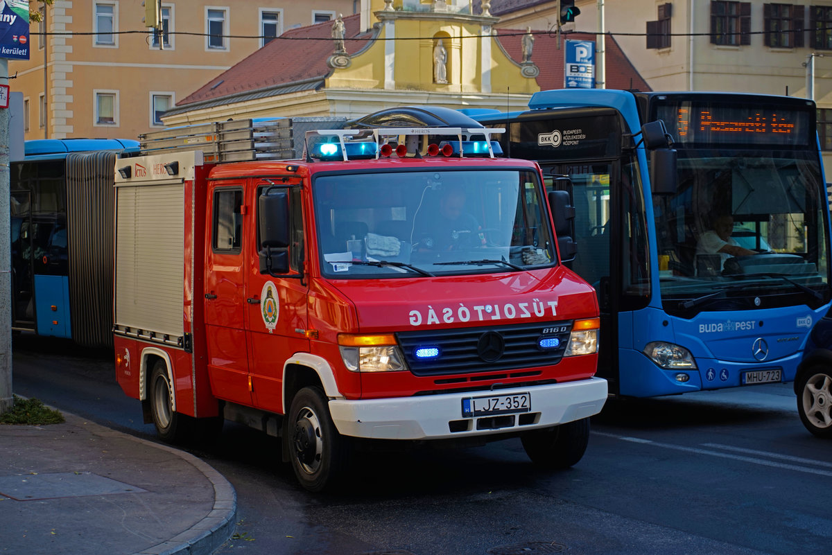 Tanklöschfahrzeug TLF1000 auf Heros Ictus Aufbau. Als Fahrgestell dient ein Mercedes-Benz Vario.  Belváros V/1  ist im Fünften Bezirk der Stadt Budapest stationiert. Fotografiert wurde es am Blaha Lujza Tér im Zentrum Budapests bei einem Brandeinsatz am 26. Oktober 2019