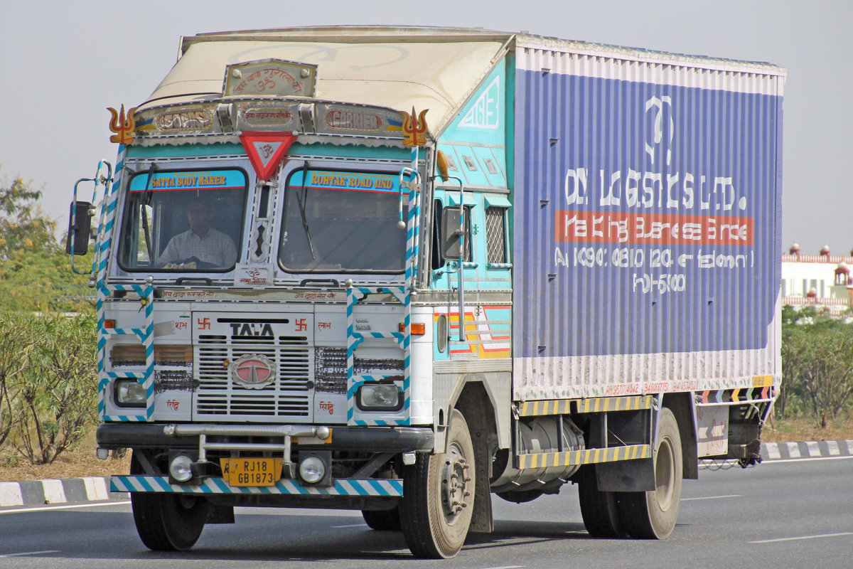 TATA 1613, 17.Februar 2017, Jaipur Kishangarh Expressway, Rajasthan, Indien.
