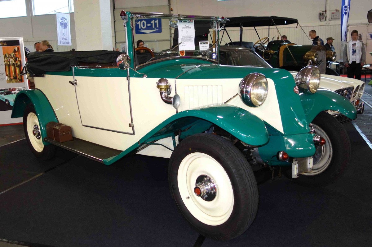 Tatra 30, Bj. 1926, 24 PS, steht in der Ausstellungshalle der Technorama in Kassel, März 2014