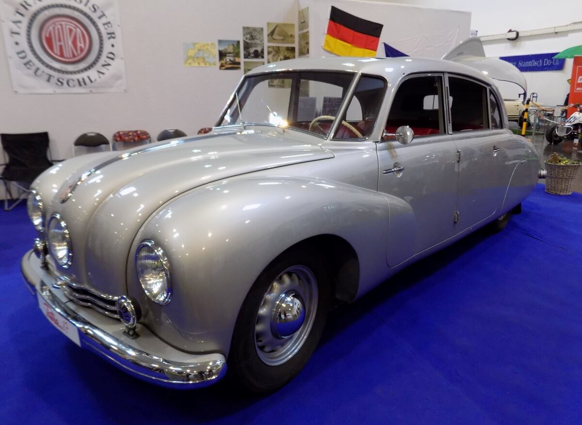 Tatra T87, gebaut von 1937 bis 1950. Das, vom legendären Hans Ledwinka (*1878 +1967) konstruierte Modell Tatra T87, lief in ca. 3000 Einheiten im tschechischen Koprivnice vom Band. Der im Heck verbaute, luftgekühlte, V8-Motor hat einen Hubraum von 2968 cm³ und leistet 75 PS. Da der aerodynamisch geformte Wagen nur einen cw-Wert von 0,36 hat, erreicht er eine Höchstgeschwindigkeit von 160 km/h. Techno Classica Essen am 27.03.2022.