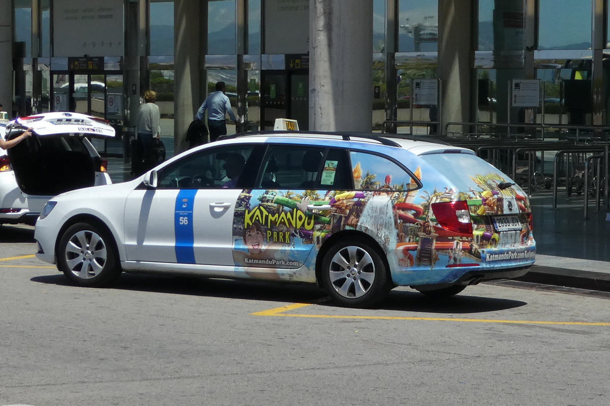 Taxi als Werbeträger für den Katmandupark, gesehen am Airport Palma /Mallorca im Juni 2016