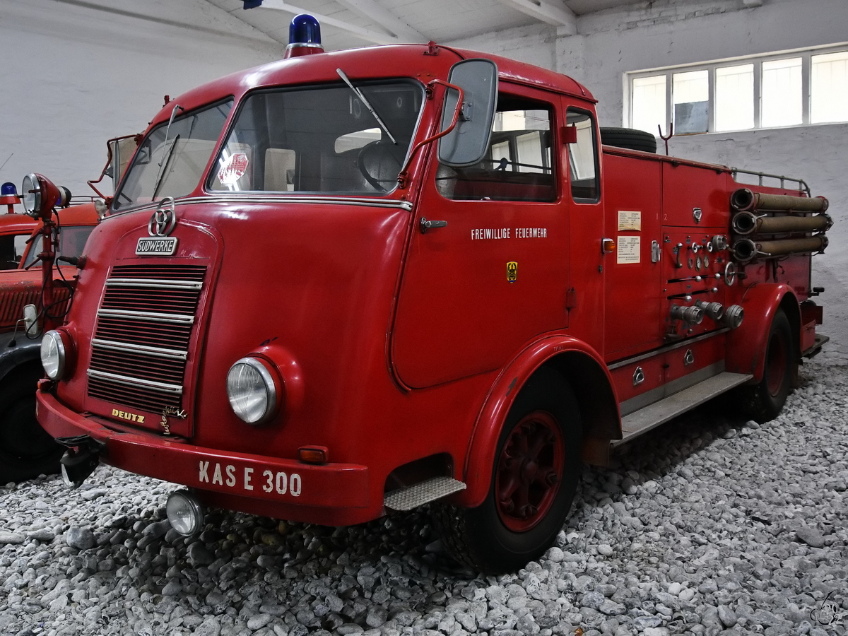 Teil der Feuerwehrabteilung ist dieses Löschgruppenfahrzeug LF 8/20 der Südwerke Krupp, so gesehen im November 2022 im Oldtimermuseum Prora.