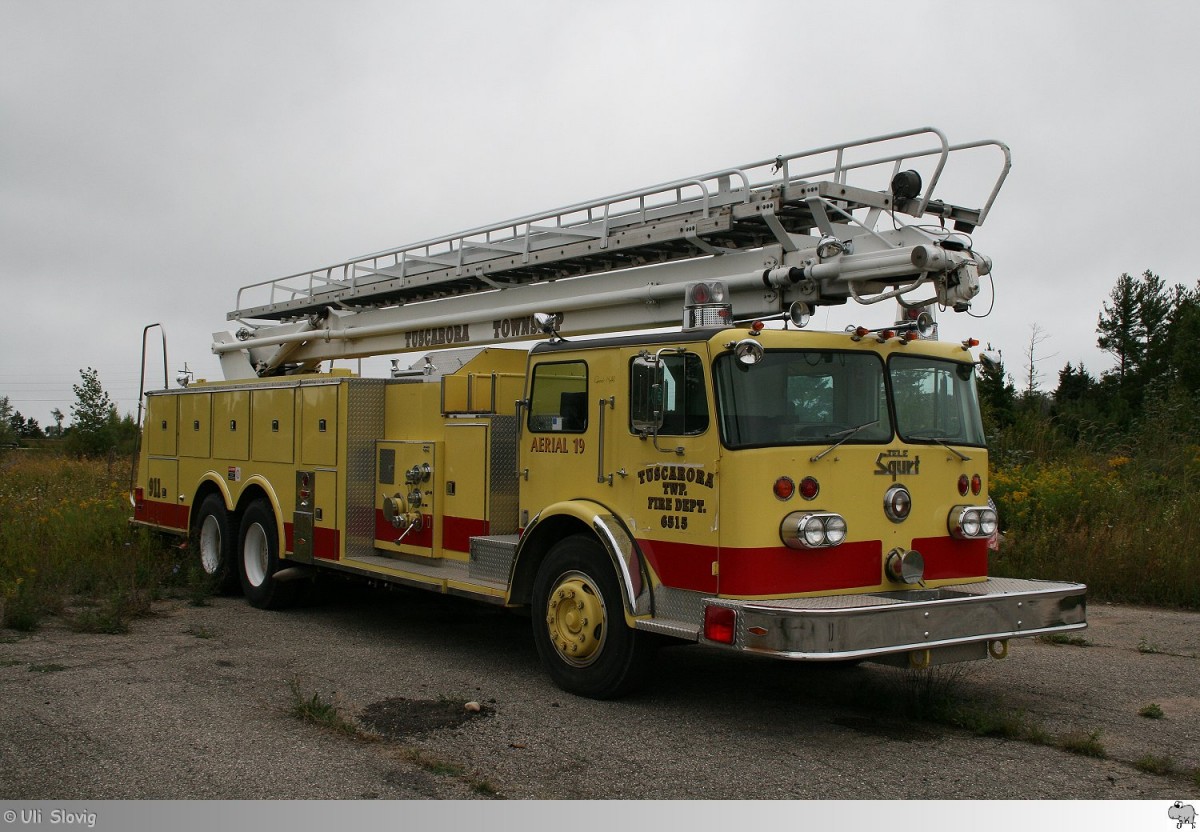 Tele Squrt-75 (Model C-7565)früher eingestellt beim Tuscarora Township Fire Department 6515 als Ariel 19 diente zum Zeitpunkt der Aufnahme am 2. September 2013 als Blickfang für ein Sport Center.