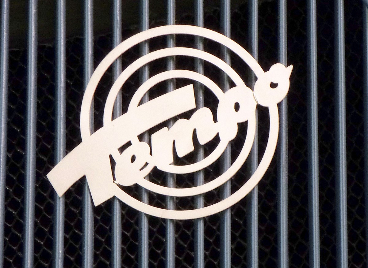 Tempo, Khleremblem, die 1928 in Hamburg gegrndete ehemalige Fahrzeugfirma ist bekannt geworden durch Dreirad-Lieferwagen ( Dreikantfeile ), Mai 2014