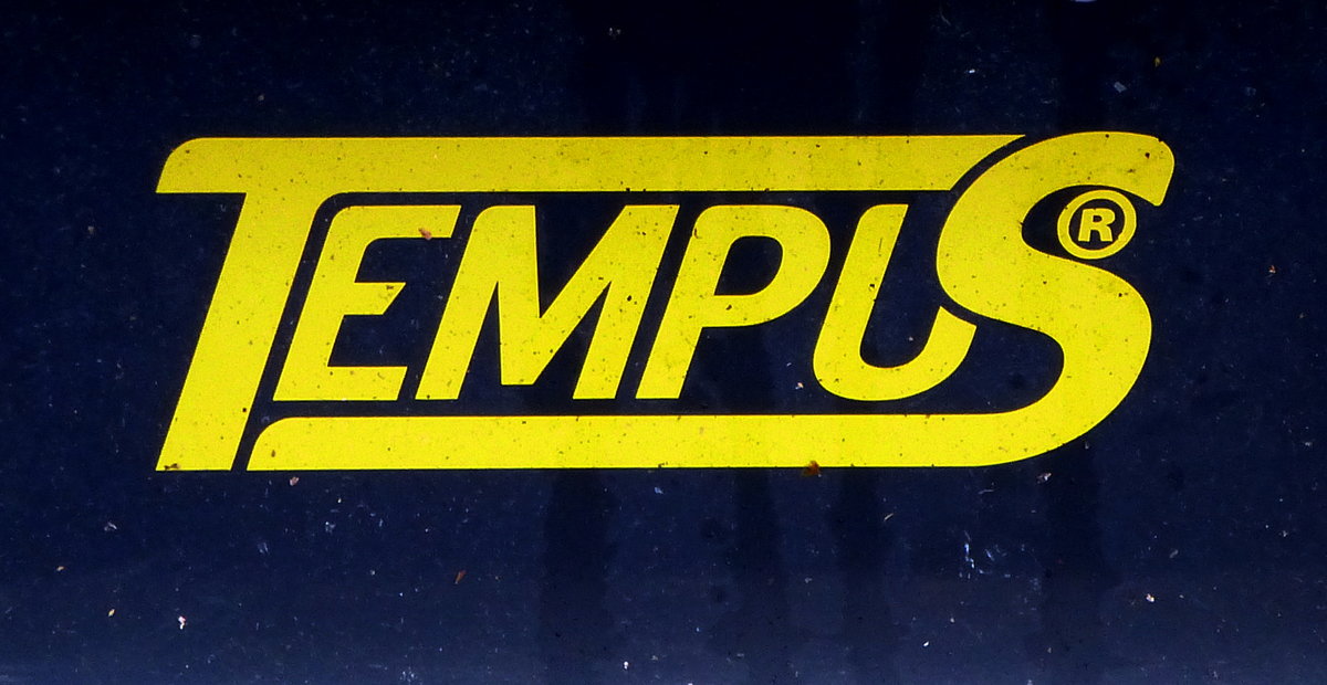 TEMPUS, Schriftzug an einem PKW-Anhänger, 2007 wurde die Firma in Bayern gegründet, Okt.2016