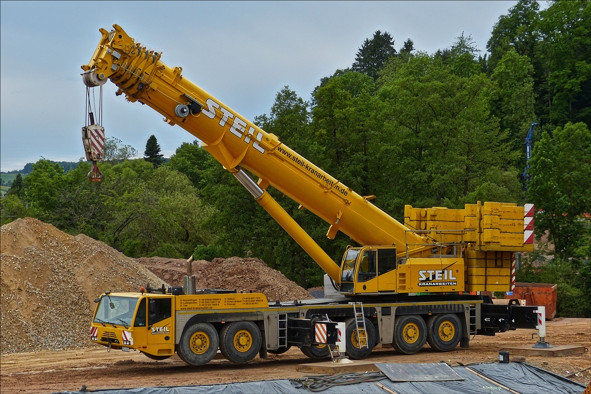 Terex Autokran steht bei einer Brückenbaustelle nahe Ettelbrück. 08.06.2019 