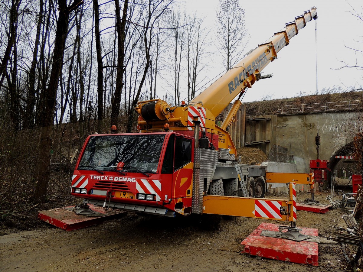 TEREX-DEMAG AC-80-2, beim Entfernen von Spundwänden; 131212