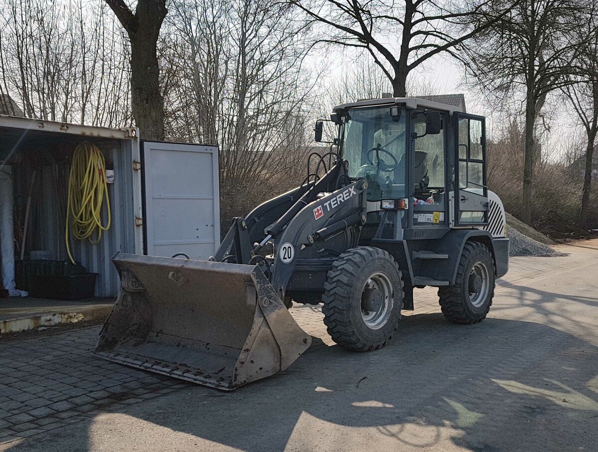 =Terex-Radlader des Bauunternehmens RÄUBER steht auf einer Baustelle in Petersberg-Marbach im März 2022