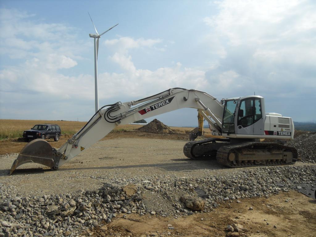 Terex TC 225 LC bei vorbereitenden Arbeiten zum Bau einer Windkraftanlage in der Nähe der B51 Richtung Bitburg (05.07.2009)