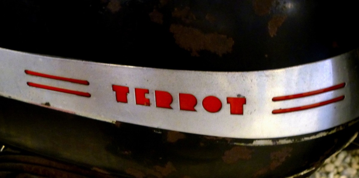TERROT, Tankaufschrift an einem unrestaurierten Oldtimer-Motorrad, die franzsische Firma bestand von 1901-61 und produzierte Motorrder und -roller, Mai 2015
