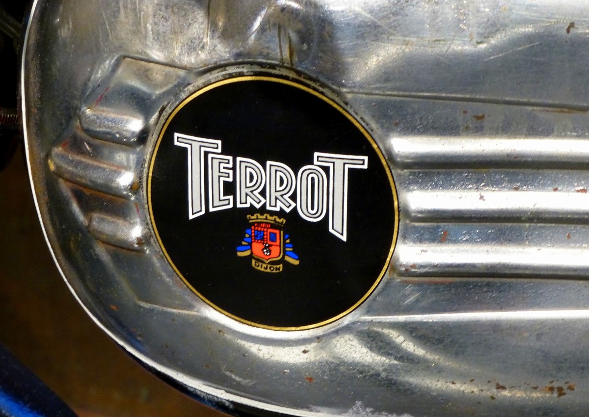 Terrot, Tankemblem an einem franzsischen Oldtimer-Motorrad von 1937, Juli 2015