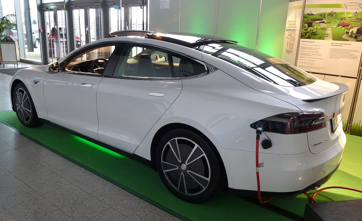 Tesla Model S, an der Tankstelle(Steckdose) bei der Automesse in Freiburg, Feb.2014