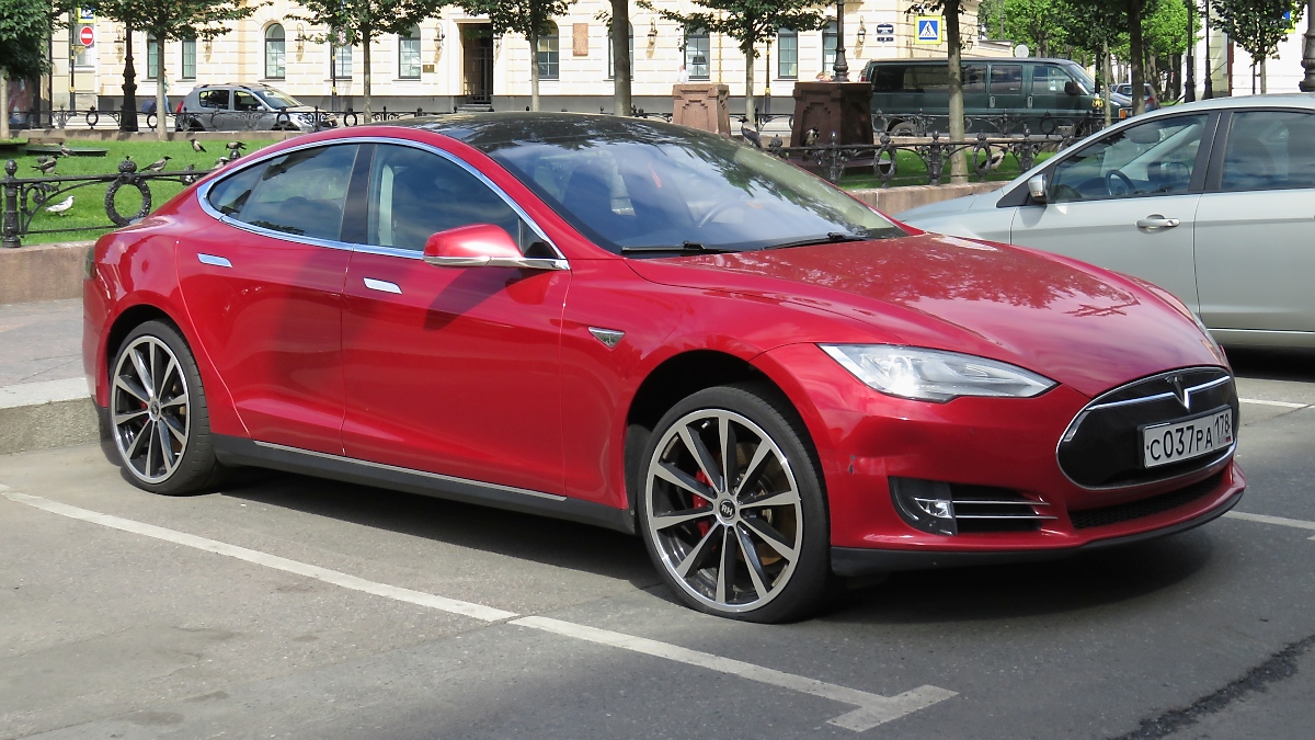 Tesla Model S in St. Petersburg, 16.7.17