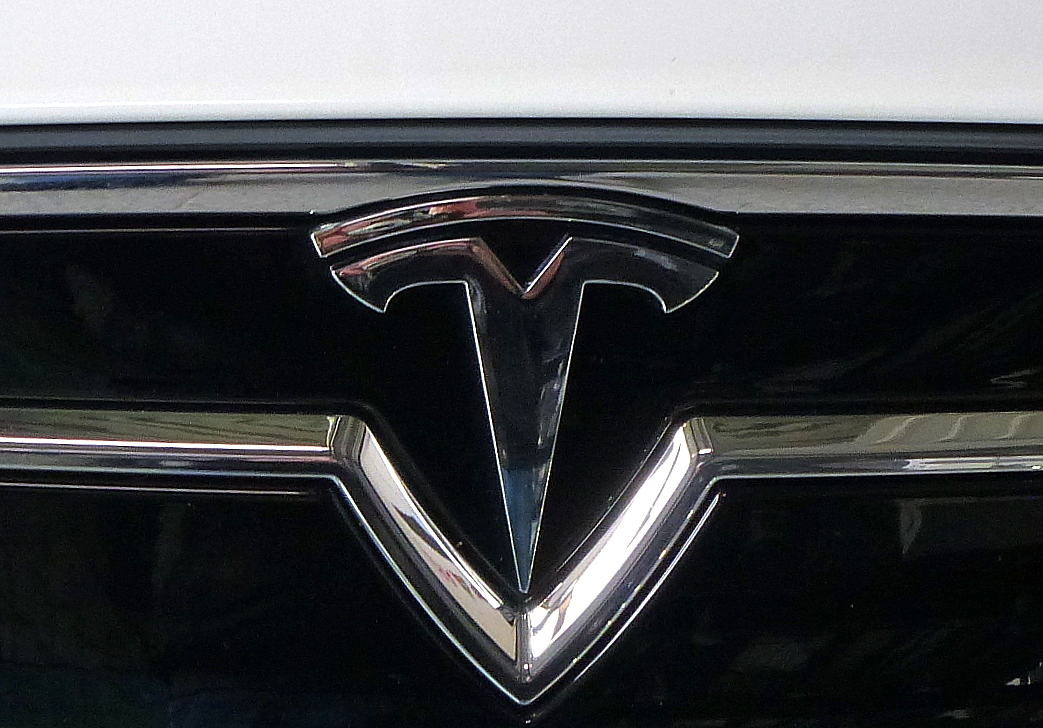 Tesla Motors, Khleremblem der 2003 gegrndeten US-amerikanischen Autofirma fr Elektrofahrzeuge, Mrz 2014  