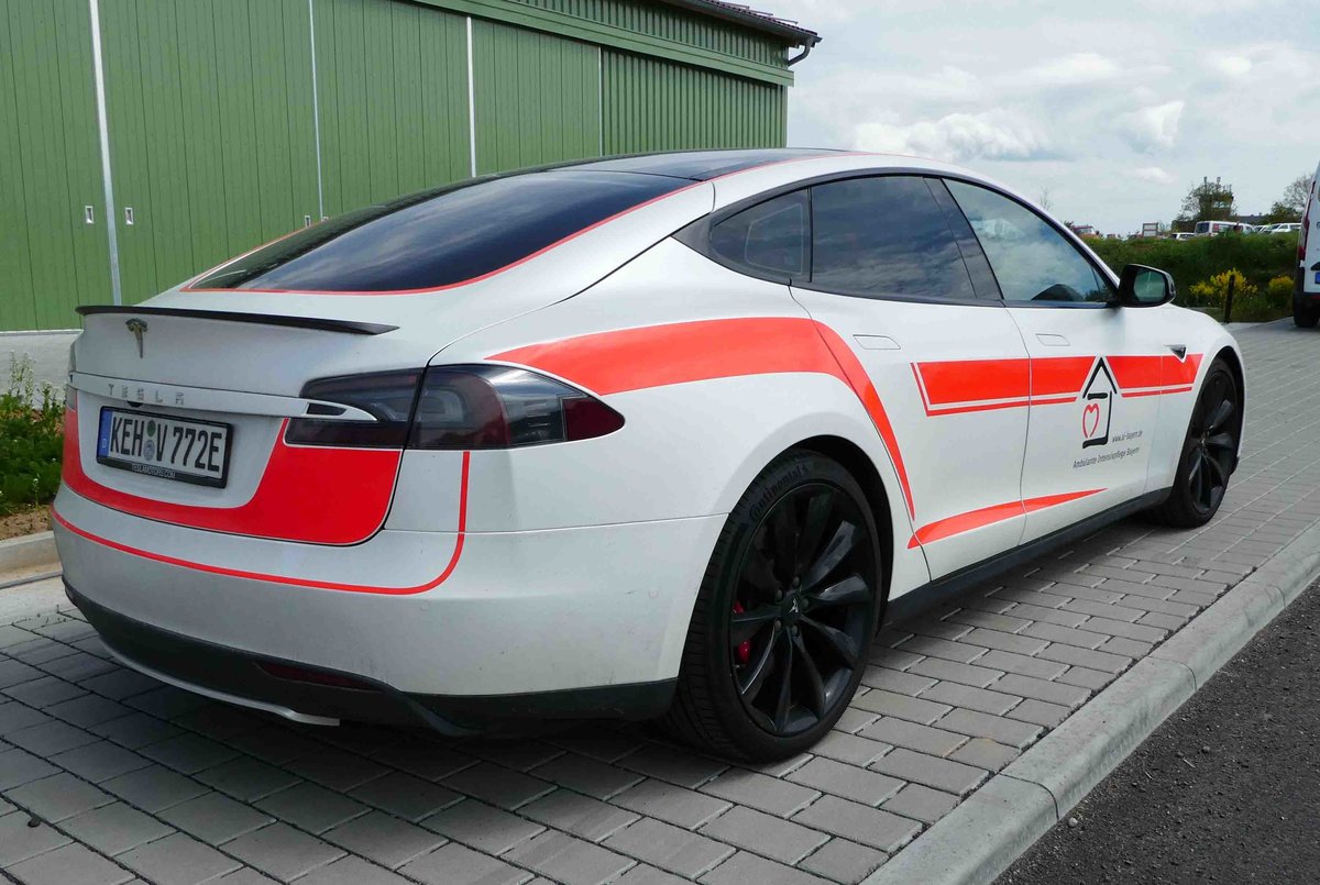 =Tesla S, gesehen auf dem Parkplatz der RettMobil 2017 in Fulda - Mai 2017