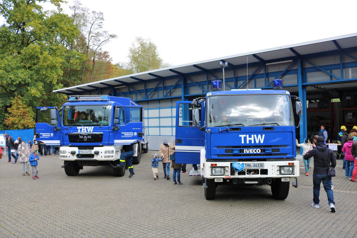 THW Offenbach MAN Mehrzweckkraftwagen (MzKW)(Heros OF 77 / 54) und IVECO GKW1 (Heros OF 22 / 51) am 03.10.18 beim Tag der offenen Tür 