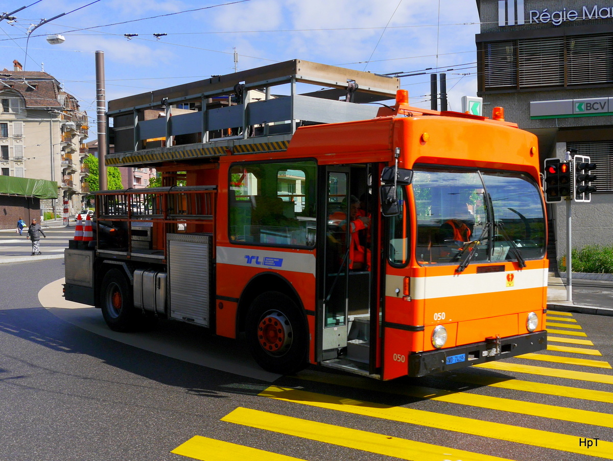 TL Lausanne - Fahrleitungswagen FBW  VD  7419 unterwegs in der Stadt Lausanne am 10.05.2016
