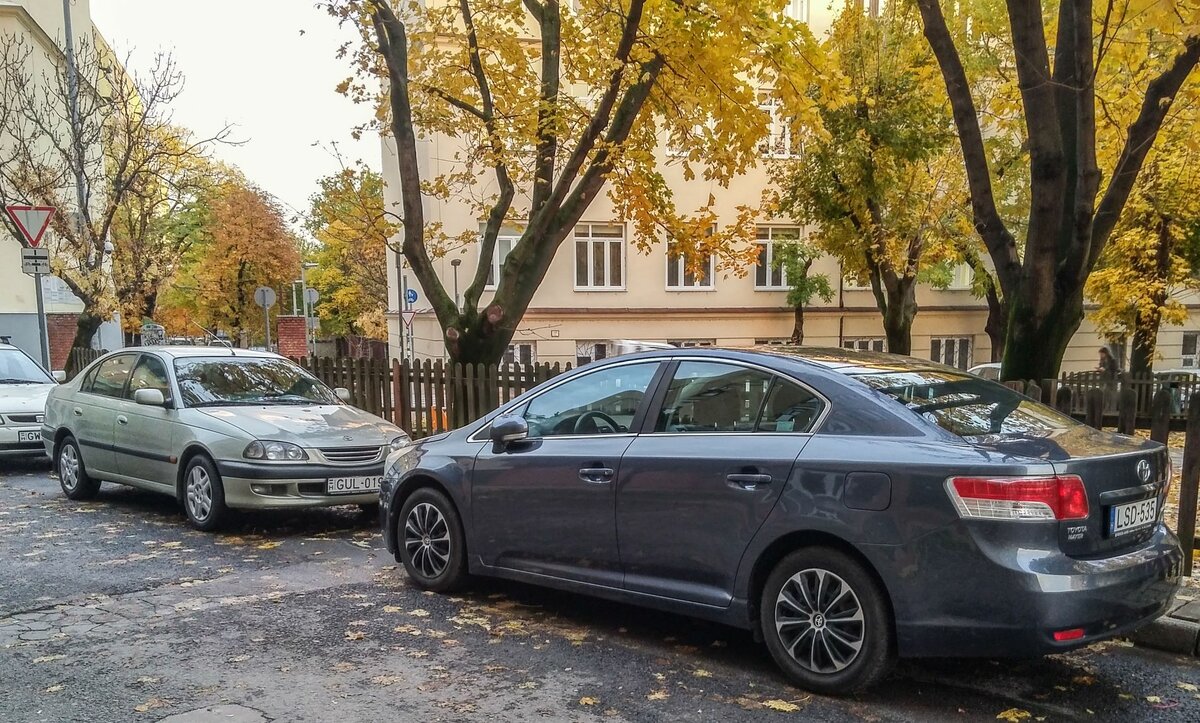Toyota Avensis, erste (links) und dritte (rechts) Generation. Foto: Nov. 2021