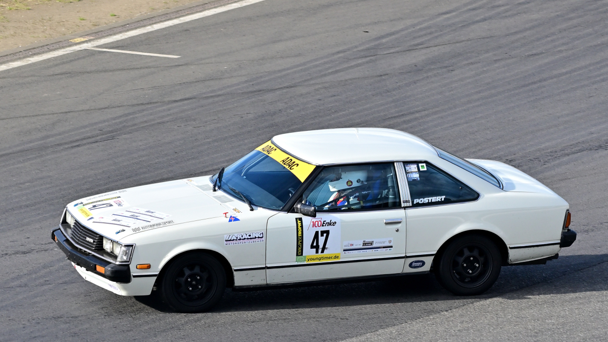 Toyota Celica GT, Youngtimer Trophy - Grid 1, auch nach 30 Jahren ist die Faszination und  Leidenschaft f�r die Youngtimer Trophy sehr gro�. Gestartet wir normalerweise in 2 Grupp3n Rennen Grid 1 & Grid 2 .  Die Fans erleben hier eine einmalige Bandbreite des Motorsports der 70er und 80er Jahre.
https://www.youngtimertrophy.de/
Aufnahmen vom: N�rburgring Classic am 13.06.2026, aus den Zuschauer Bereichen.