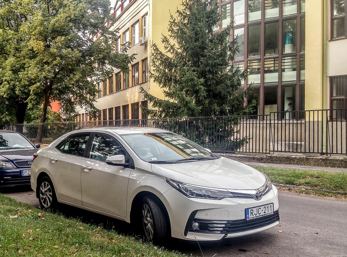 Toyota Corolla E170 Sdan, fotografiert in Pécs (HU), August, 2019.