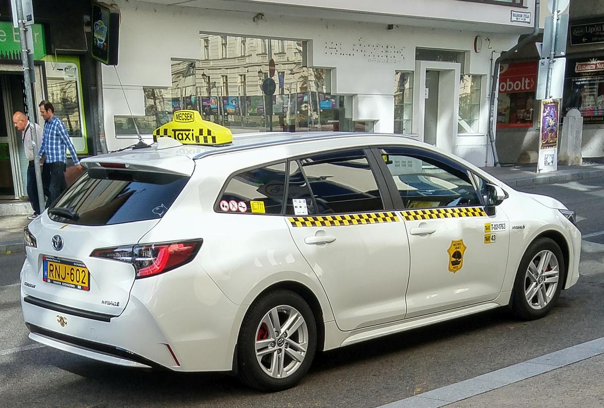 Toyota Corolla Hybride(ab 2019). Die Vorteile des Hybridantriebs sind vor allem Innerorts großartig, daher ist das Modell unter den taxifahrer so beliebt. Foto: Pécs (HU) Oktober, 2019.