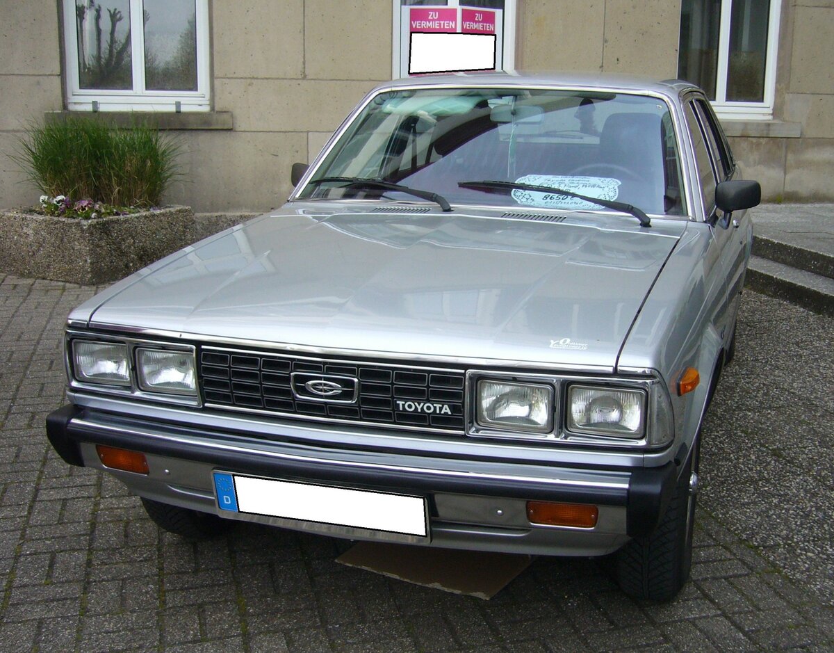 Toyota Corona Liftback GL der Baureihe T130. Die fünfte Generation des Modelles Corona stand von 1979 bis 1981 bei den Händlern. Das Modell war als Stufenheck- oder Fließhecklimousine mit großer Heckklappe lieferbar. Motorisiert ist der Wagen mit einem Vierzylinderreihenmotor, der aus einem Hubraum von 1770 cm³ 86 PS leistet. Die Höchstgeschwindigkeit gab Toyota Deutschland mit 151 km/h an. Ein solcher Liftback in der gehobeneren GL-Ausstattung, war ab DM 16.985,00 zu haben. 15. Oldtimertreffen des AMC Essen-Kettwig am 01.05.2023.
