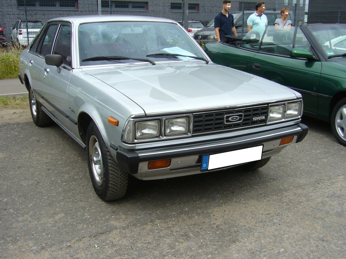 Toyota Corona Liftback GL. Die fünfte Generation des Modelles Corona stand von 1979 bis 1981 bei den Händlern. Er war als Stufenheck- oder Fließhecklimousine mit großer Heckklappe lieferbar. Motorisiert ist der Wagen mit einem Vierzylinderreihenmotor, der aus einem Hubraum von 1770 cm³ 86 PS leistet. Die Höchstgeschwindigkeit gab Toyota Deutschland mit 151 km/h an. Ein solcher Liftback in der gehobeneren GL-Ausstattung, war ab DM 16.985,00 zu haben. Oldtimertreffen an der  Alten Dreherei  in Mülheim an der Ruhr am 19.06.2022.