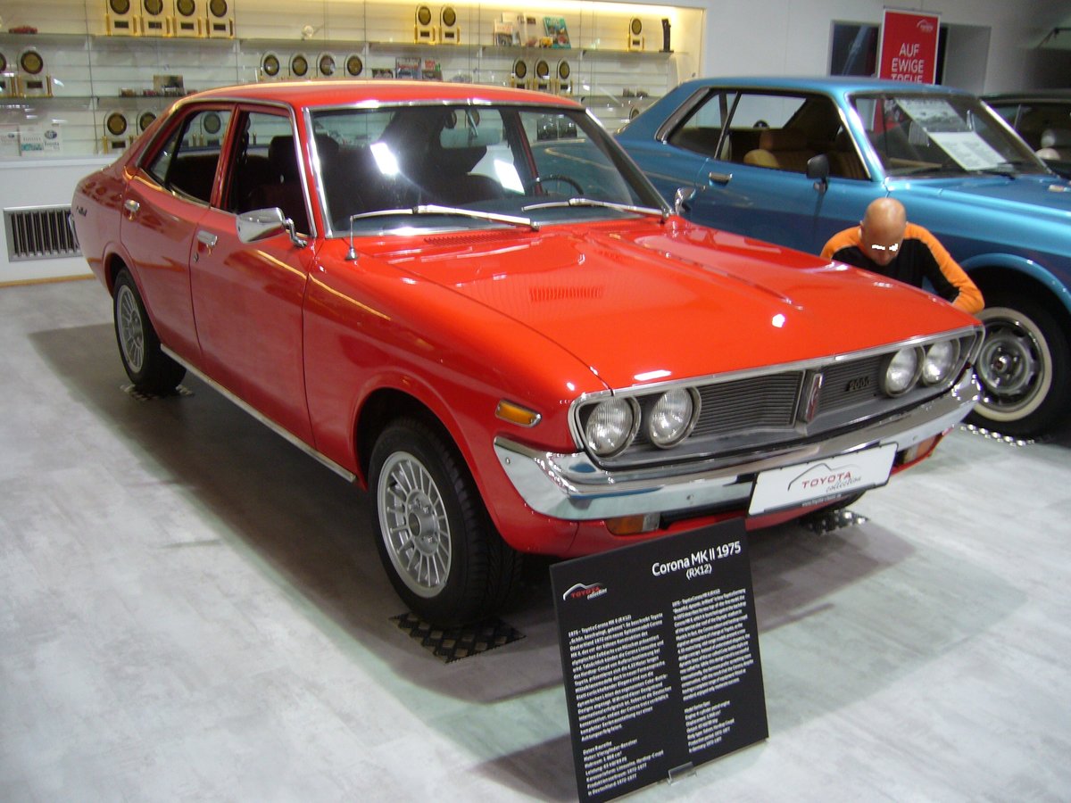 Toyota Corona Mark II. 1971 - 1976. Mit dem Modell Corona begann 1960 die Exportoffensive von Toyota. 1963 erreichten die ersten Modelle in Dänemark europäischen Boden. Das Modell Mark II war technisch gleich, als der  normale  Corona aufgebaut. Er war allerdings 12 cm länger und optisch mehr an den amerikanischen Autogeschmack angepasst. Angetrieben wird der Wagen von einem wassergekühlten 4-Zylinderreihenmotor, der aus 1858 cm³ Hubraum 87 PS leistet. Die Höchstgeschwindigkeit liegt bei 160 km/h. Toyota Collection Köln am 02.12.2017.