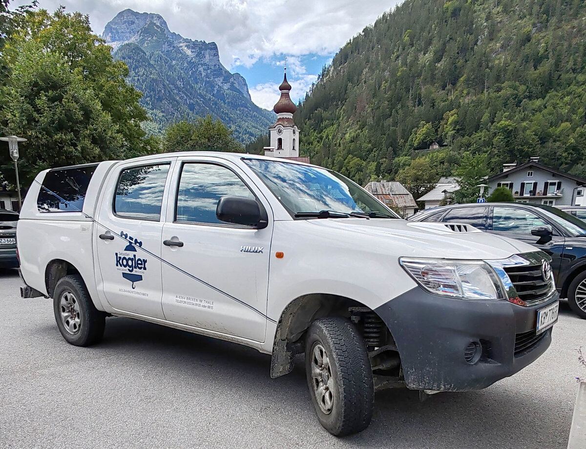 =Toyota Hilux vom Seilbahnunternehmen KOGLER steht im August 2026 in Lofer