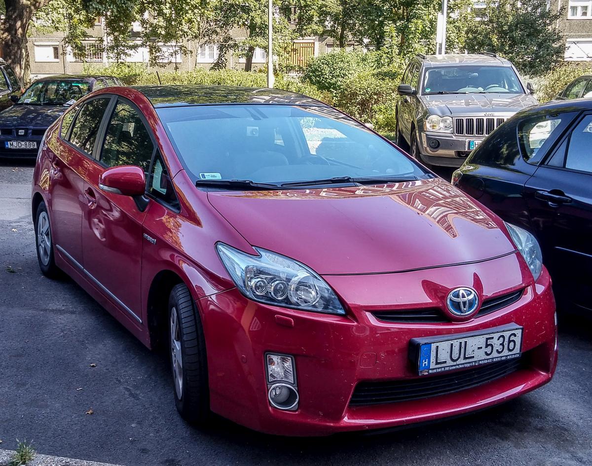 Toyota Prius III in Rot (Budapest, Ungarn, September, 2019)