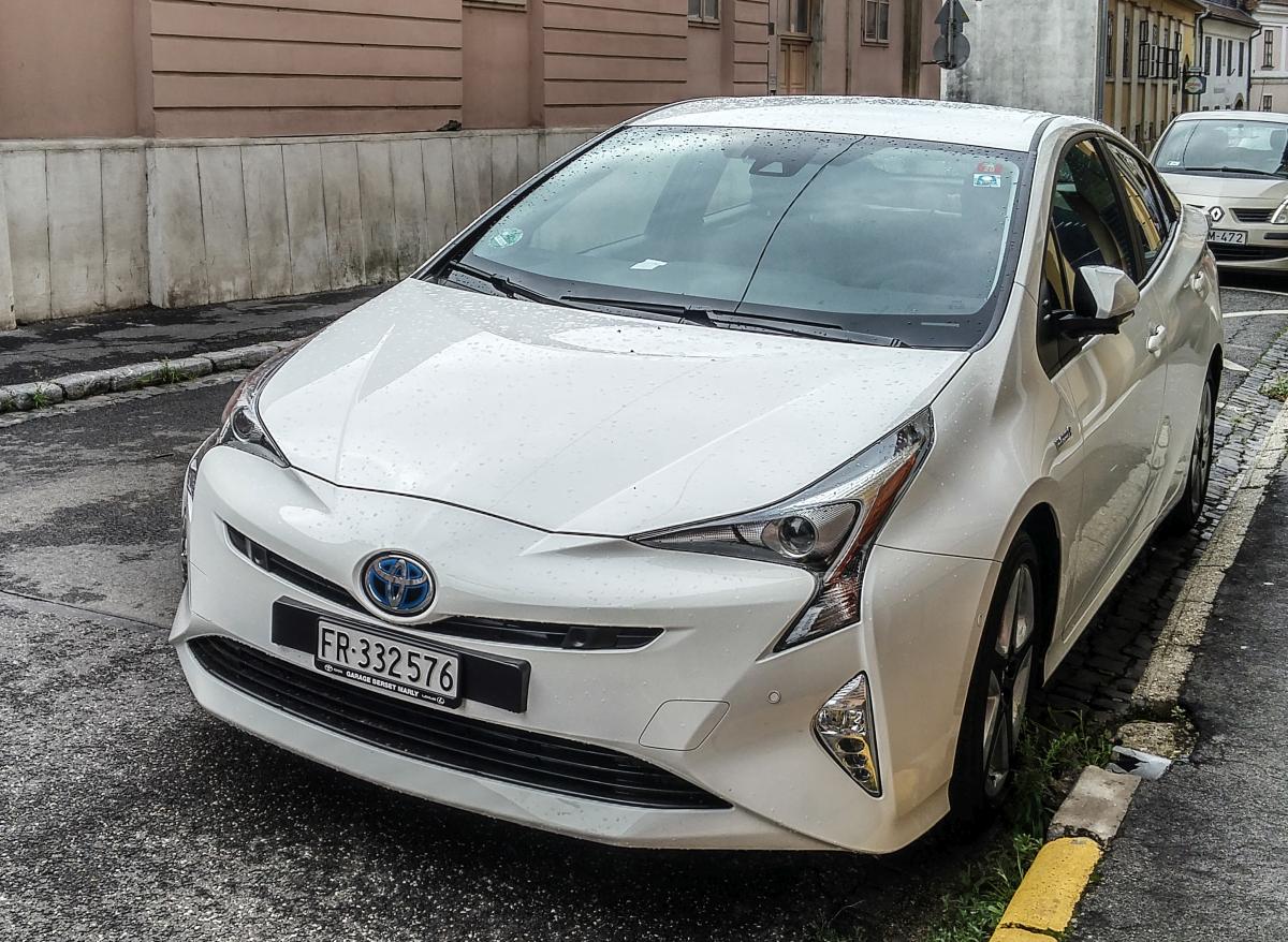 Toyota Prius Mk4, fotografiert in August 2020.