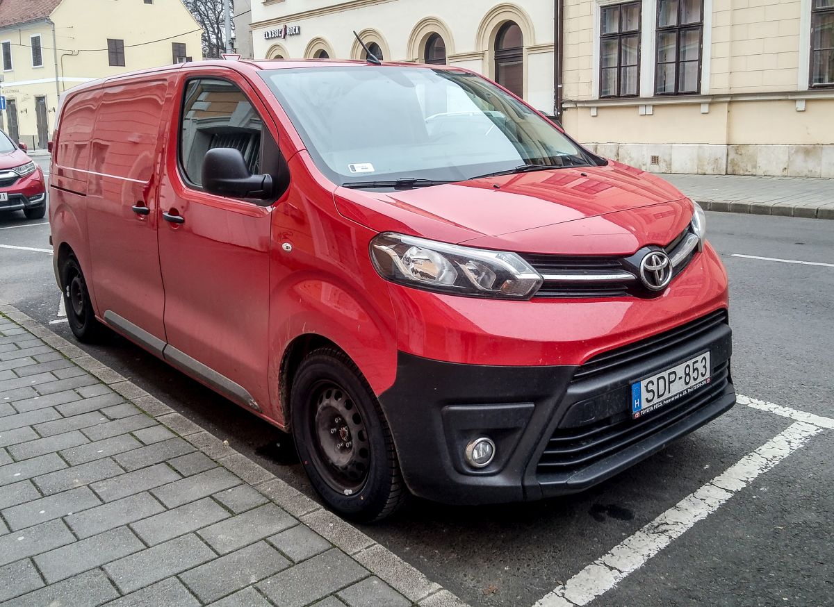 Toyota ProAce (Sevilla Red), fotografiert in November 2020.