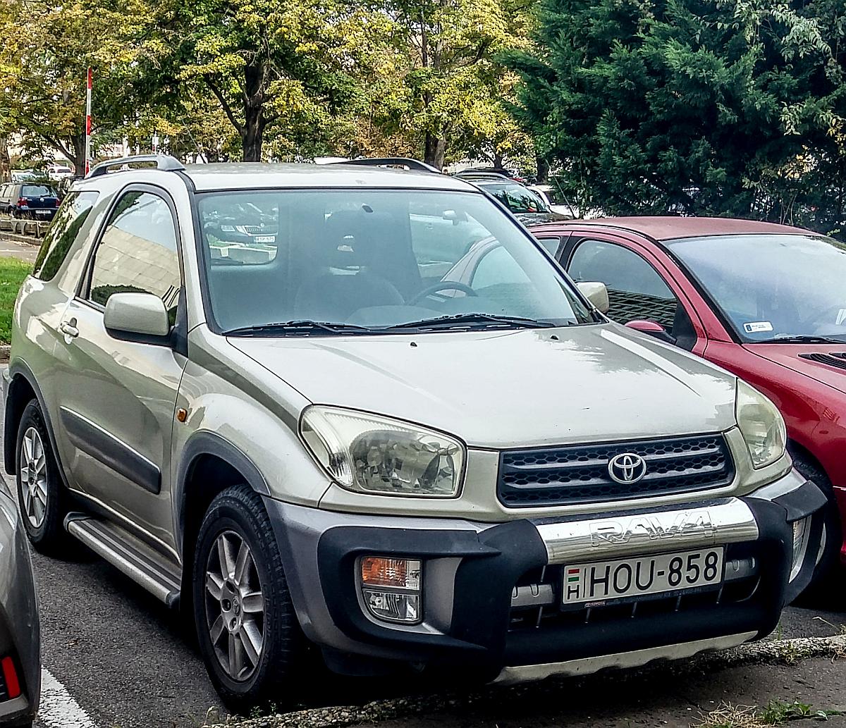Toyota RAV-4 der zweiten Generation, fotografiert in Pécs (HU), Oktober, 2019.