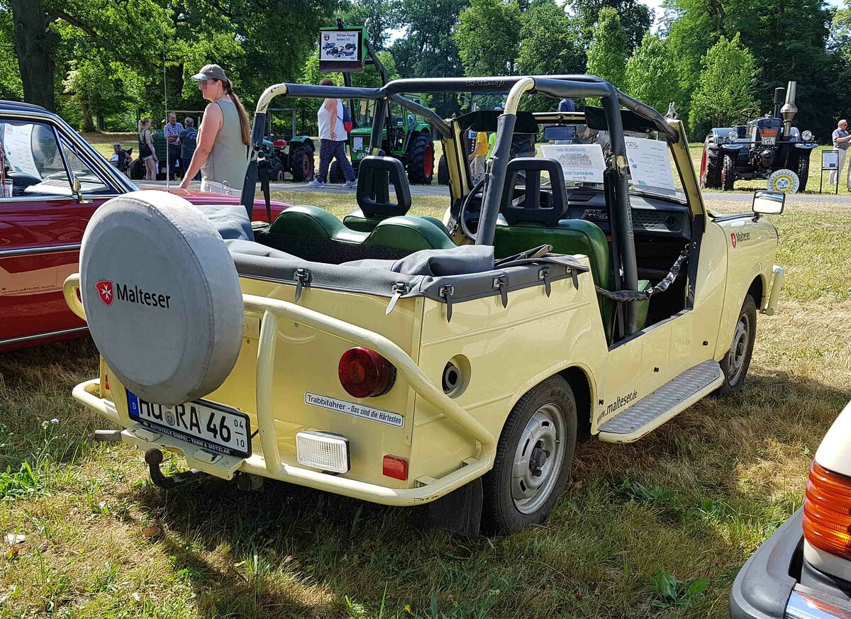 =Trabant 1.1 Cabrio der Malteser; Bj. 1991, 1043 ccm, 40 PS, steht auf der Ausstellungsfläche für Oldtimerfahrzeuge beim Bürgerfest  200 Jahre Landkreis Fulda  auf dem Gelände von Schloß Fasanerie im Juni 2022.