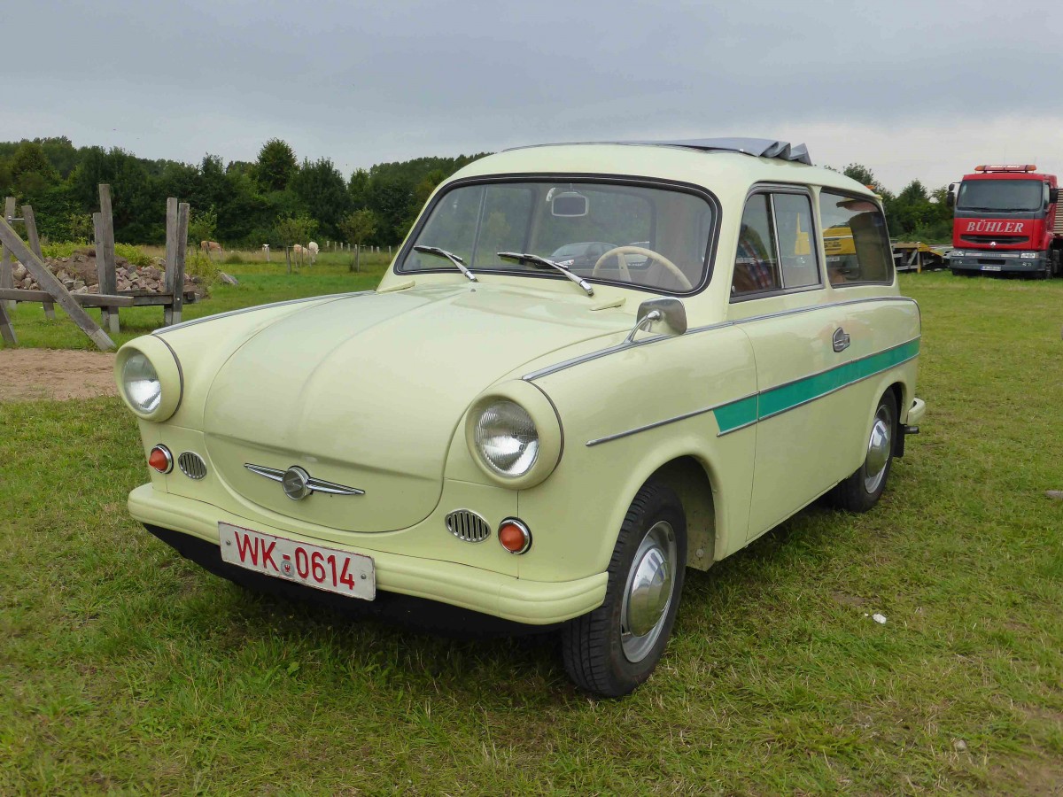 Trabant 600 Universal Kombi steht in Alt Schwerin anl. der Oldtimerveranstaltung im August 2014