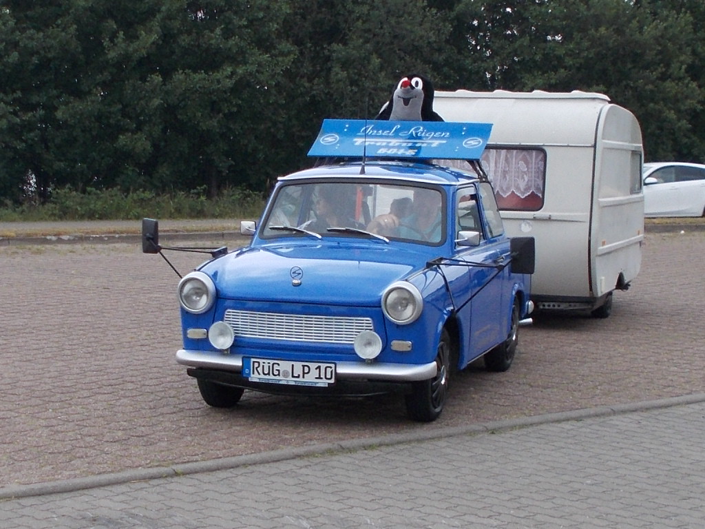 Trabant 601 mit Wohnwagen,am 28.Juni 2014,in Lietzow.