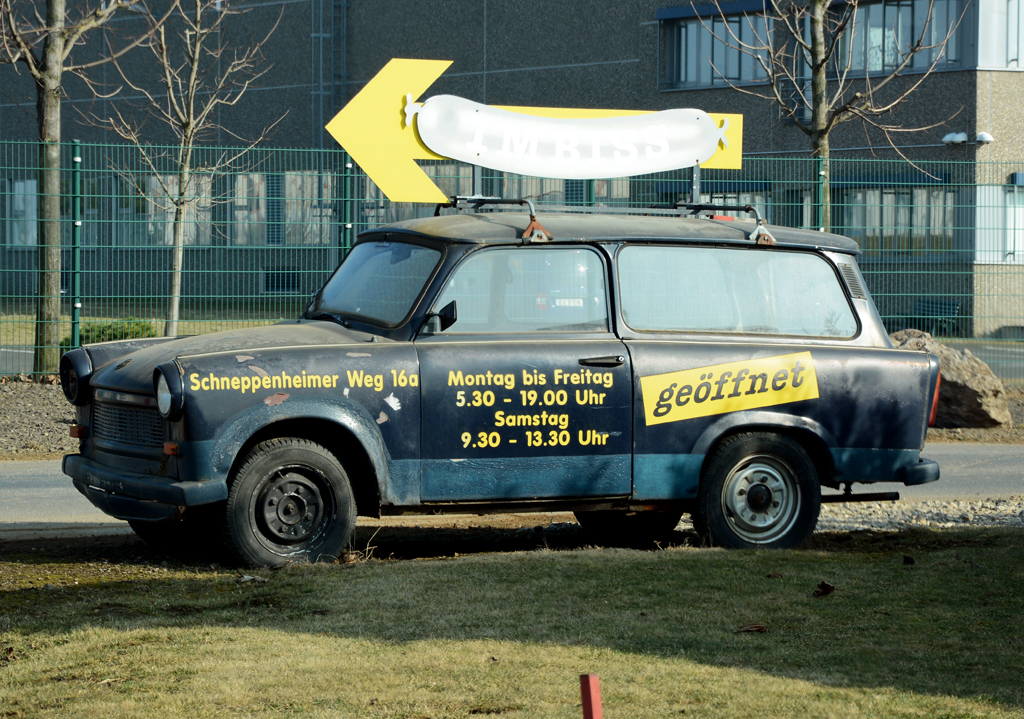Trabant 601 Universal bei seinem letzten Einsatz als Werbeträger für einen Imbiss im Industriegebiet Euskirchen-Silberberg - 16.02.2015