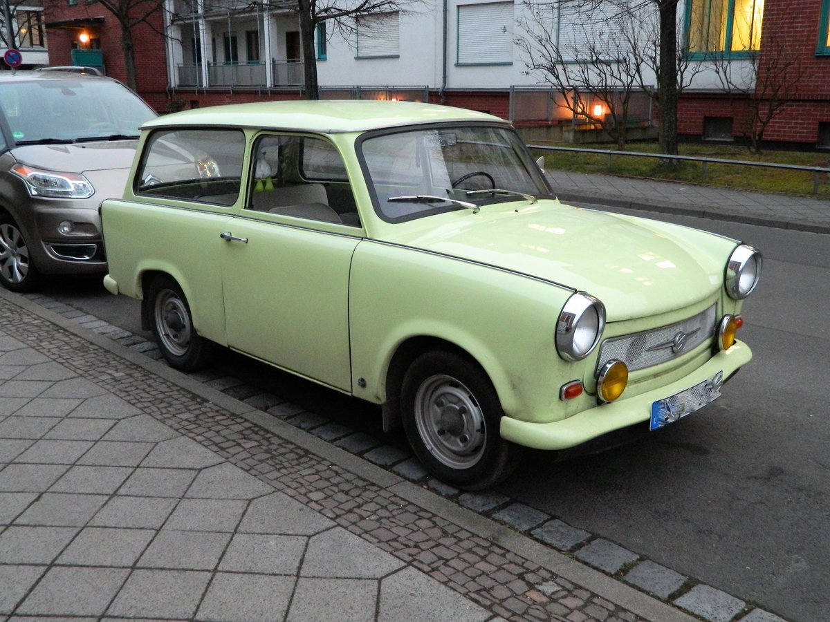 Trabant P 601 Kombi - es gibt sie noch, auch in Zeiten des Plakettenwahns, hier mit Sonderausstattung: gelbe Zusatzscheinwerfer, verchromten Lampenringen, Stoßfänger (frühe Ausführung) in Wagenfarbe (grins ...) und einem sehr schönen, alten Original-Grill aber dafür ohne rechten Außenspiegel - am 29.01.2018 