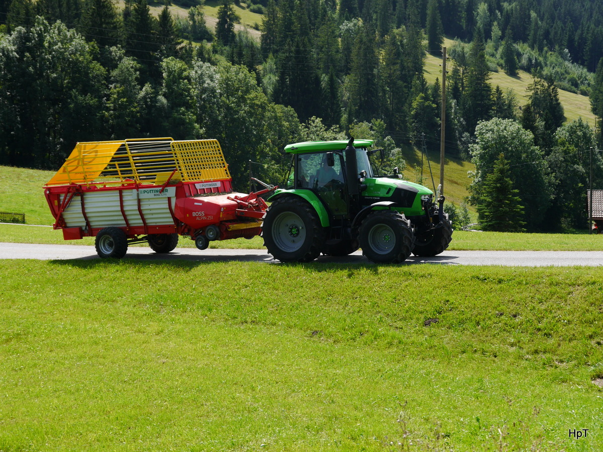 Traktor Deutz-Fahr 5125 mit Anhänger unterwegs bei Saanenmöser am 26.08.2017