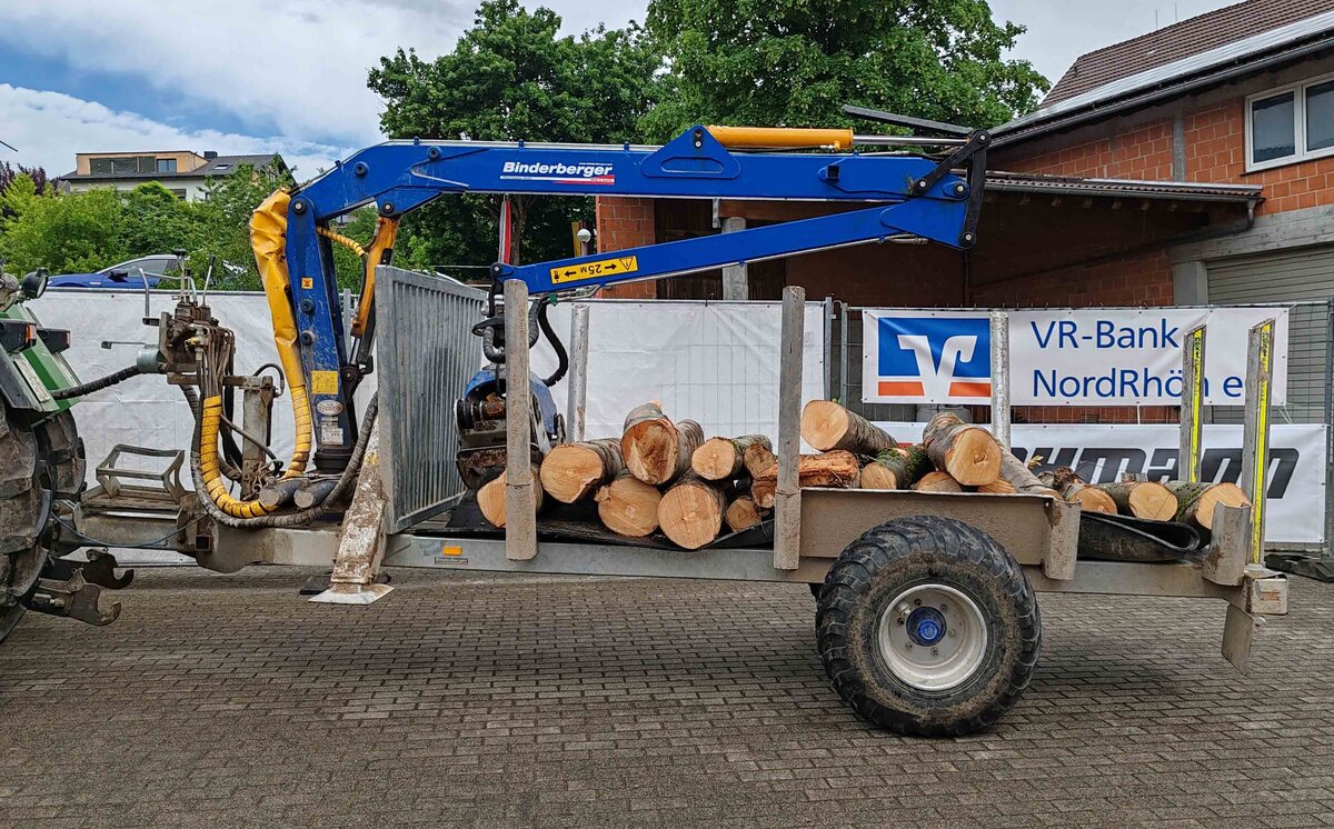 =Transportanhänger für Brennholz mit BINDERBERGER-Ladekran, gesehen beim Ortsjubiläum  1000 Jahre Eiterfeld-Ufhausen  im Juni 2025