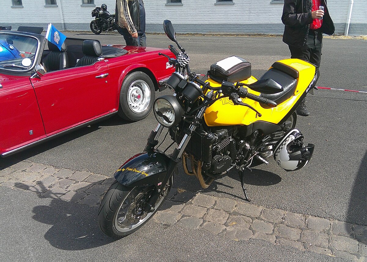 Triumph Daytona Super III. Die  Daytona Super III  war eine limitierte, besonders sportlich ausgelegte Sonderedition der Triumph Daytona 900. Zwischen 1994 bis 1996 entstanden im Triumph-Werk Hinckley/Grafschaft Leicestershire, in Zusammenarbeit mit dem Motorenentwickler Cosworth, genau 805 Motorr�der dieses Typs. Der wassergek�hlte Dreizylinderreihenmotor hat einen Hubraum von 885 cm� und leistet 115 PS. 10. BCMM ( B ritish C ar M otorcycle M eeting) am 19.07.2026 an Mo´s Bikertreff in Krefeld.